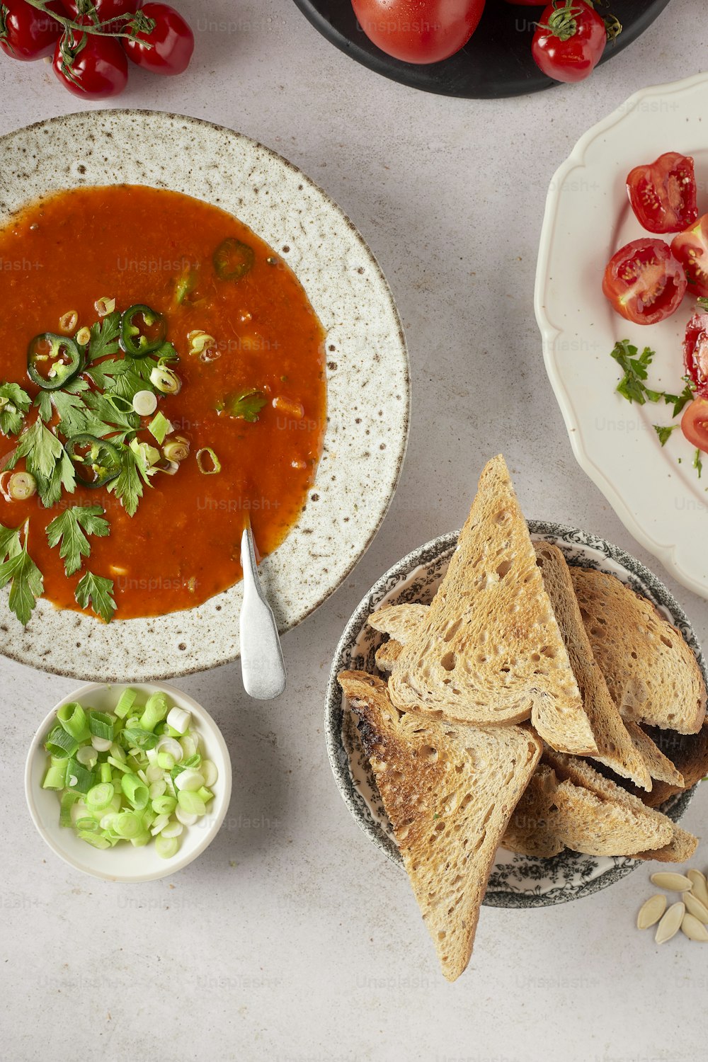 un bol de soupe aux tomates et un bol de croustilles de tortilla