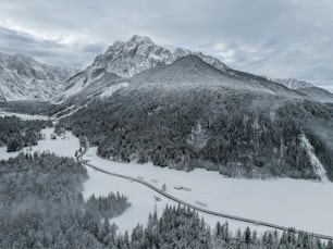 Una vista panorámica de una cordillera nevada