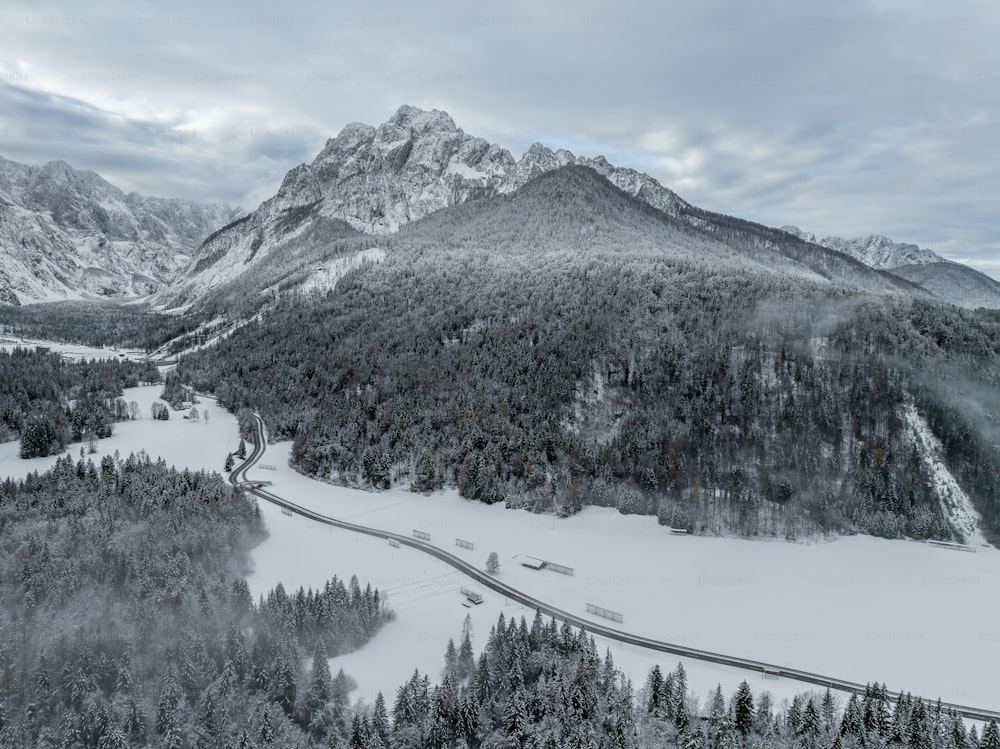 uma vista panorâmica de uma cordilheira nevada