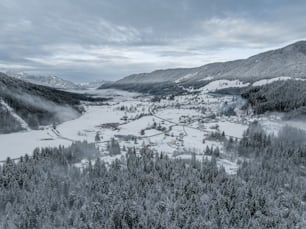 Eine Luftaufnahme einer verschneiten Bergstadt