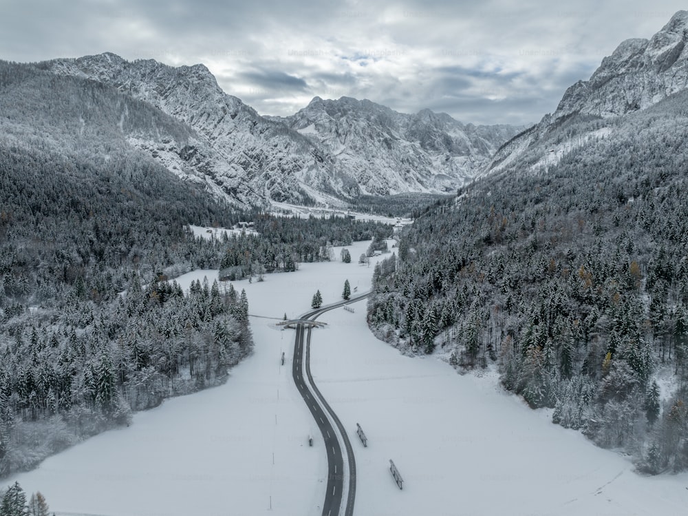 Eine lange Straße inmitten eines schneebedeckten Berges