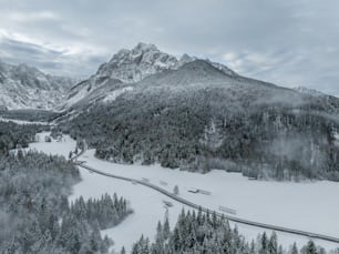 Una vista panorámica de una cordillera cubierta de nieve