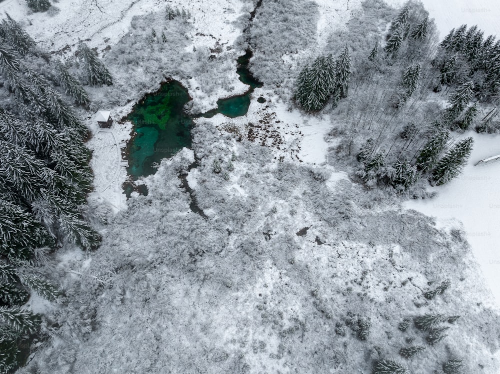 une vue aérienne d’un lac entouré de neige