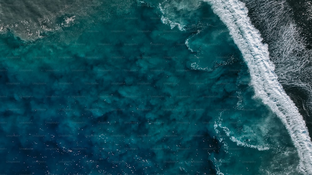 Una vista aérea de un cuerpo de agua