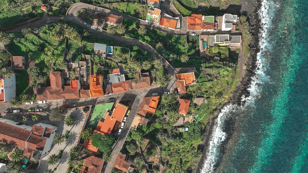Vista aérea de uma pequena aldeia à beira-mar