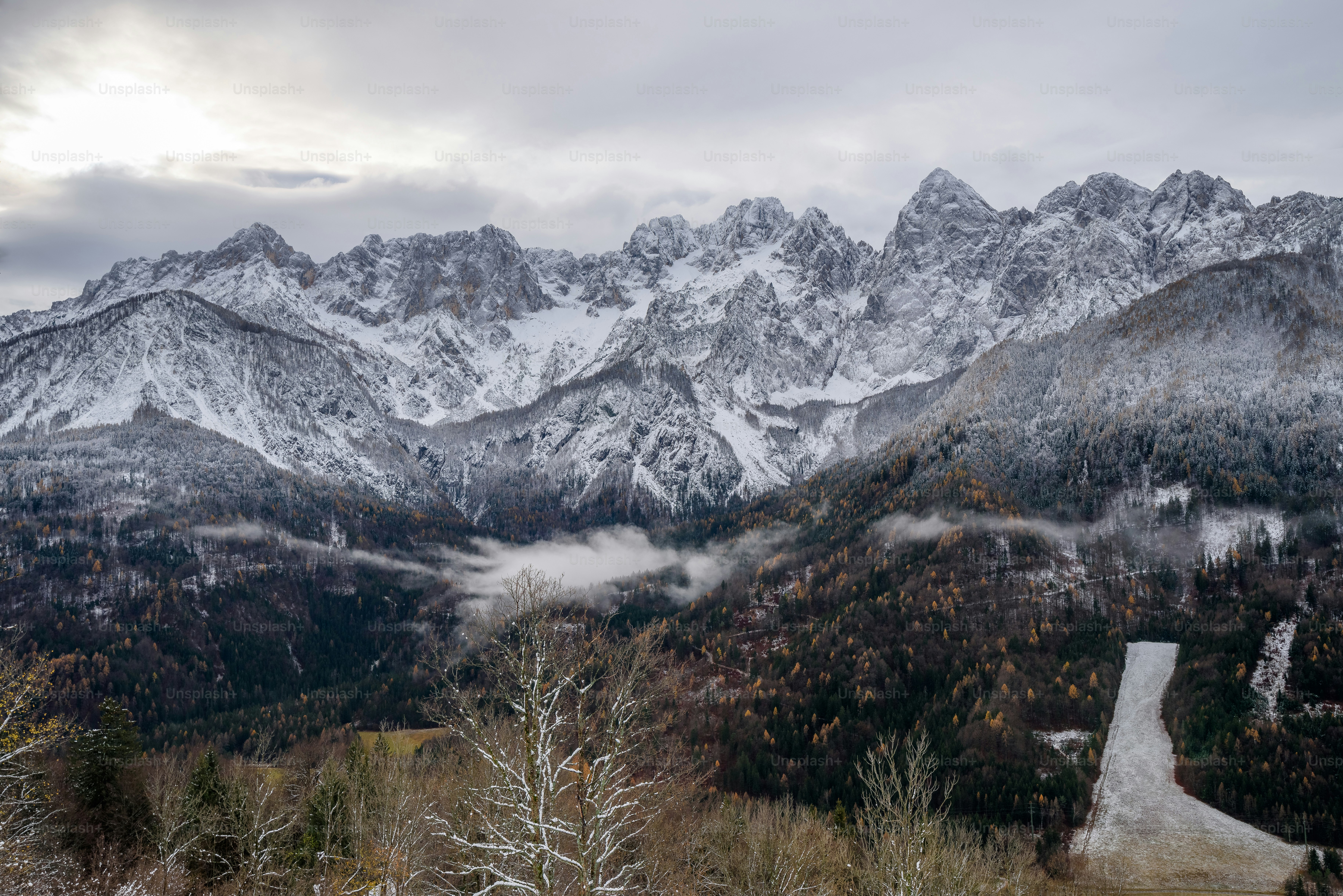 Blick auf eine schneebedeckte Bergkette