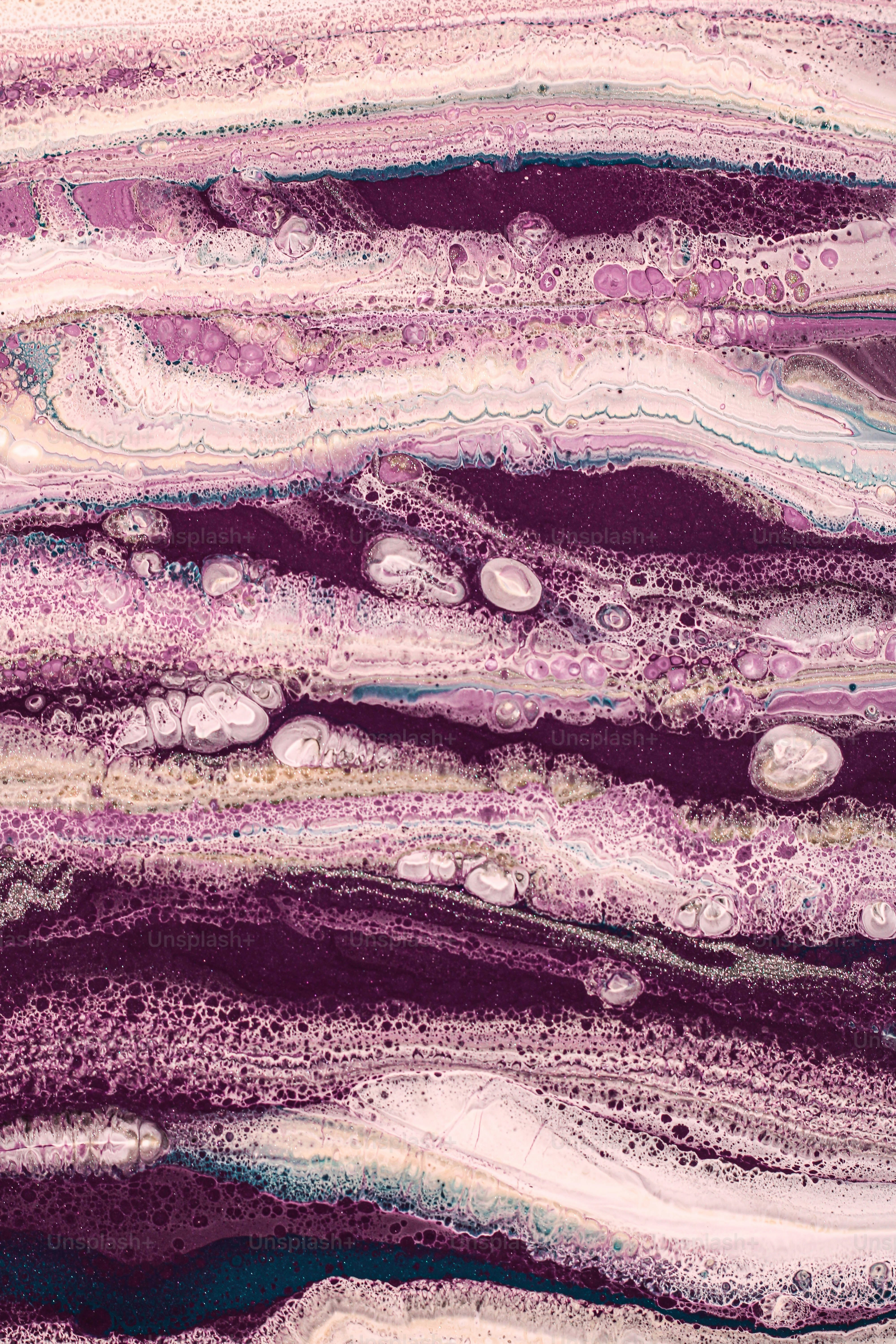 Une peinture abstraite aux couleurs violettes et blanches