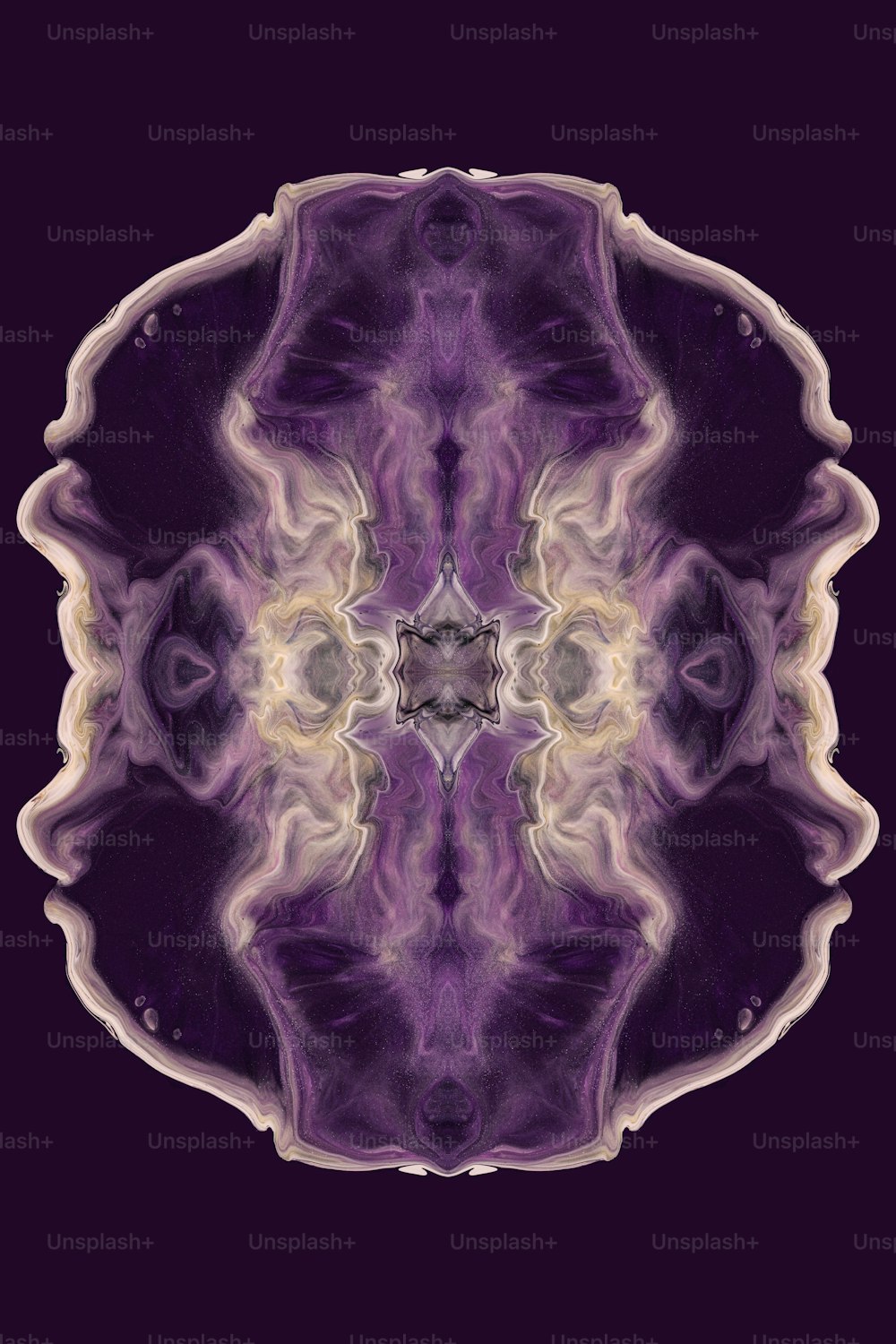 Une image abstraite d’une fleur violette et jaune