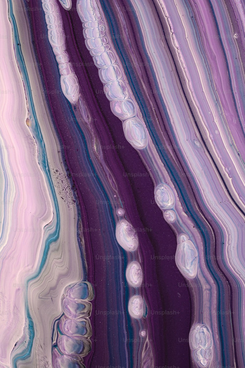 ein abstraktes Gemälde mit violetten, blauen und weißen Farben