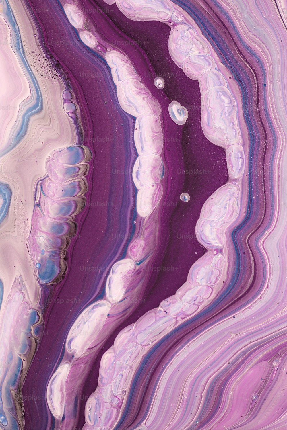 Un primer plano de una canica púrpura y blanca