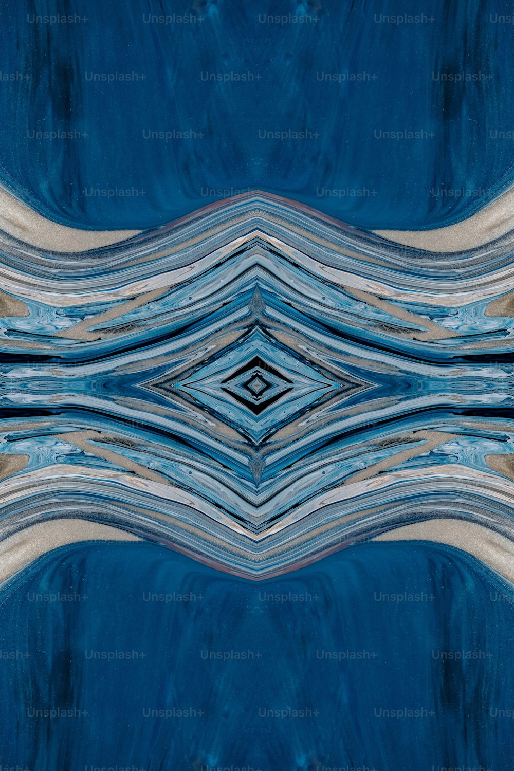 중앙에 검은색이 있는 파란색과 흰색 패턴