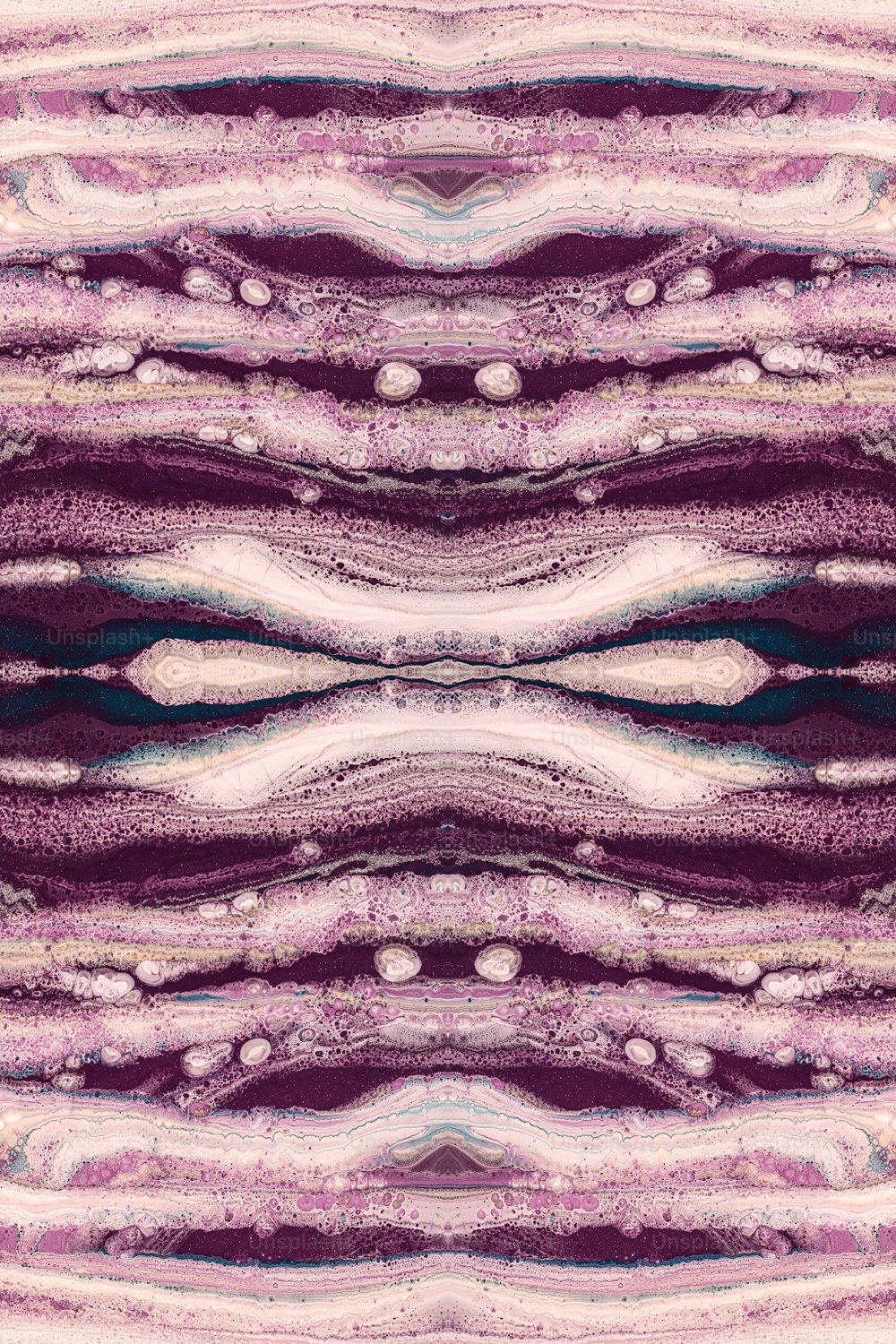 Ein lila-weißes abstraktes Muster mit Wellenlinien