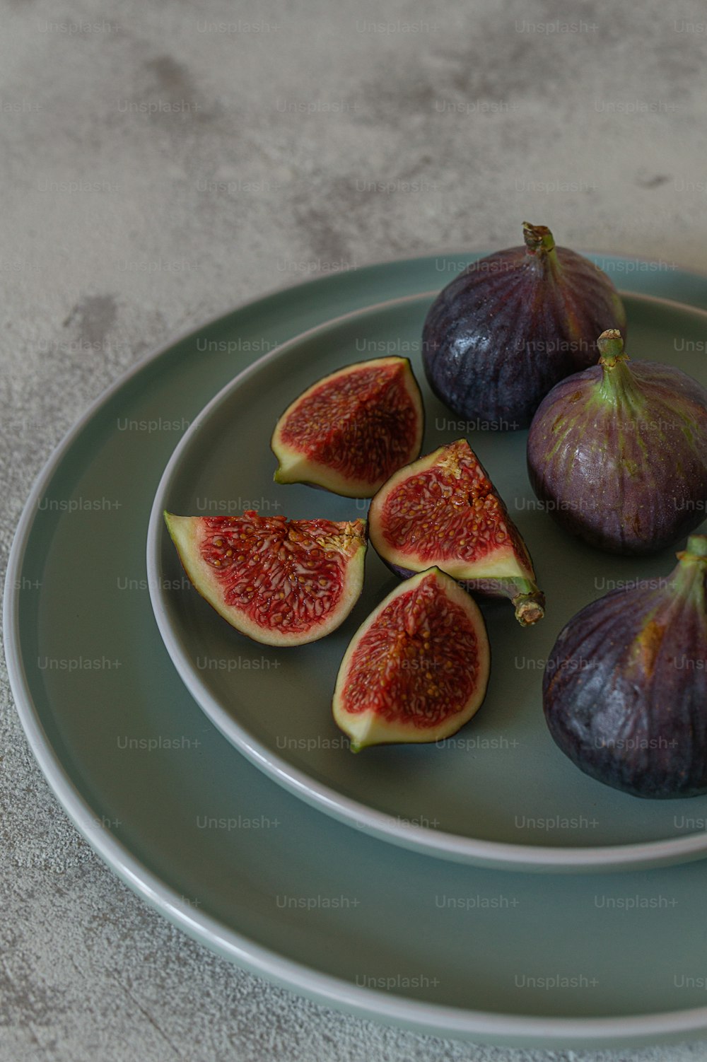 um prato de figos sobre uma mesa