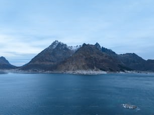 un grand plan d’eau entouré de montagnes