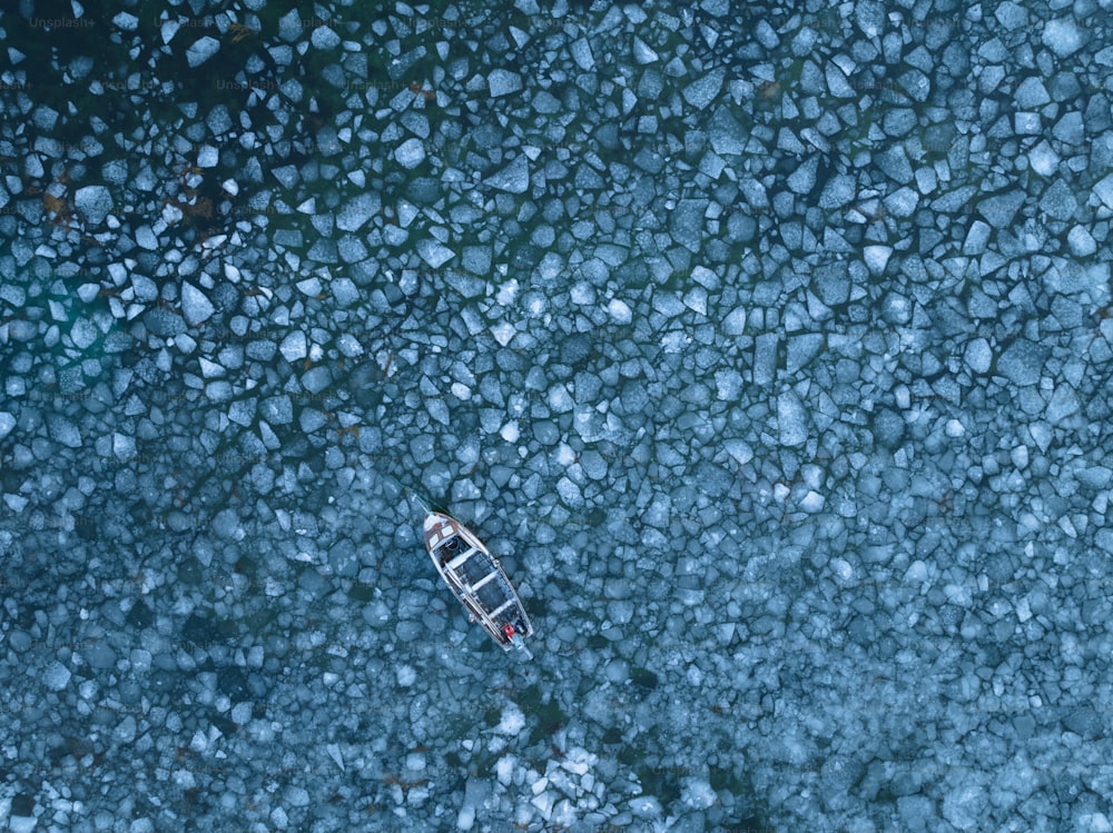 Un pequeño bote flotando sobre un cuerpo de agua