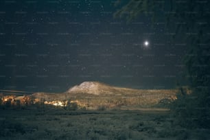 the night sky with a mountain in the background