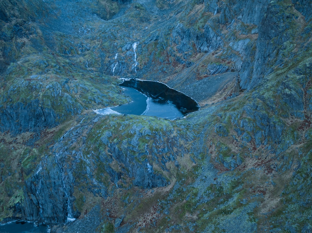 ein großes Gewässer, umgeben von Bergen