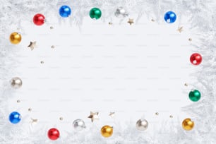 크리스마스 공과 별이 있는 흰색 배경