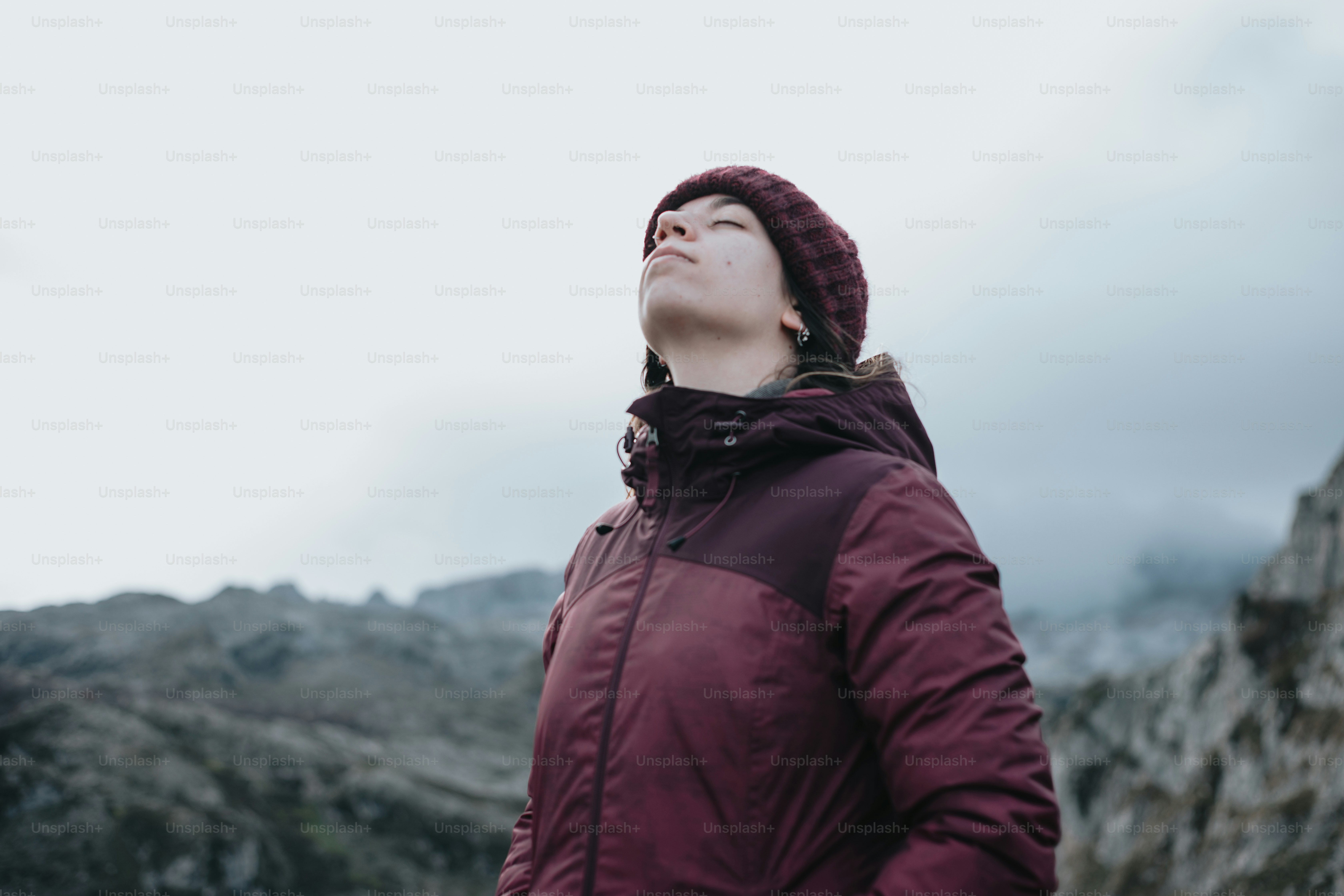 山の前に立つ人