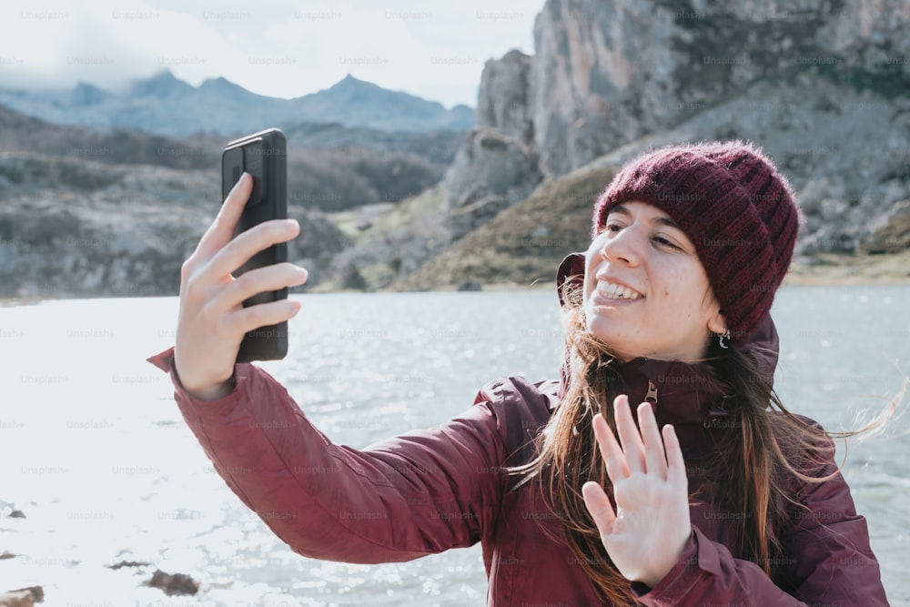 Una mujer tomando una foto con su teléfono celular