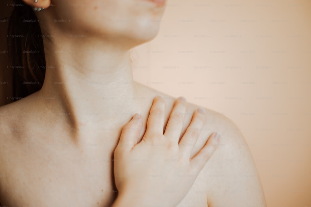 uma mulher com as mãos no peito