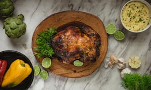 une assiette de nourriture sur une table en marbre