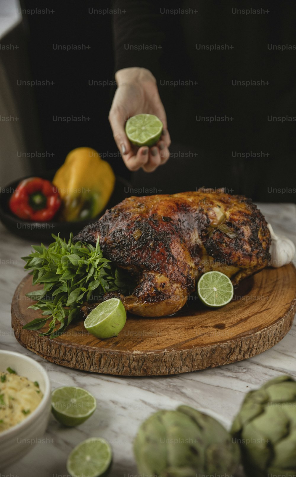 uma pessoa cortando um frango em uma tábua de corte