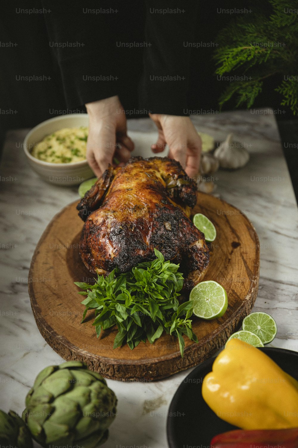 una persona che taglia un pollo su un tagliere