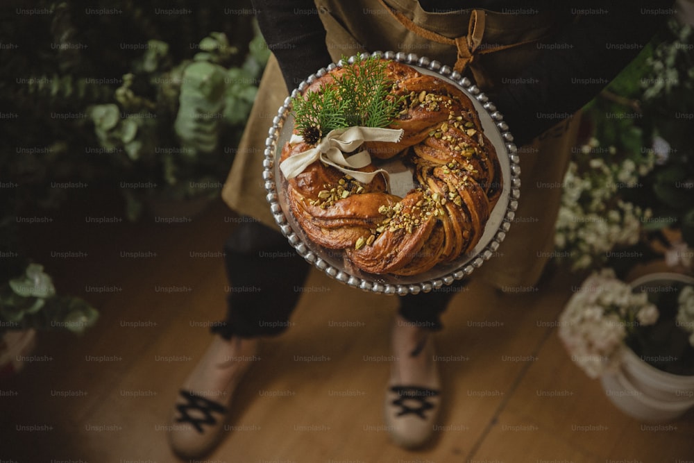 Una persona sosteniendo un plato de comida en un piso de madera