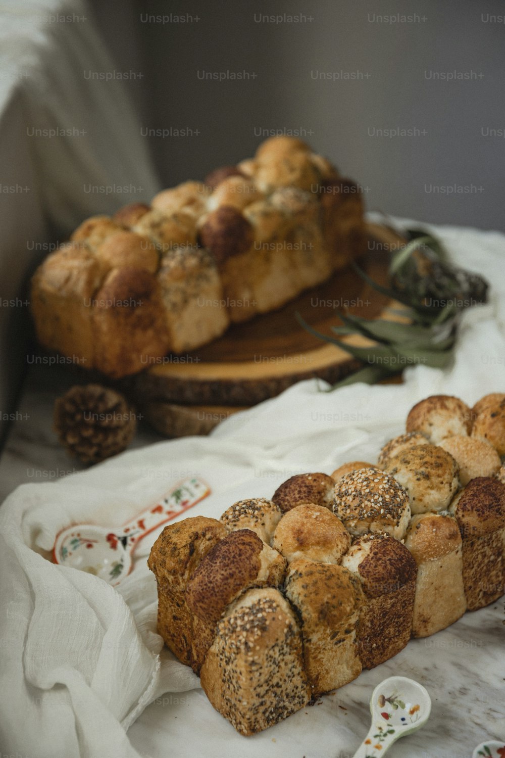 ein Laib Brot, der auf einem Tisch sitzt