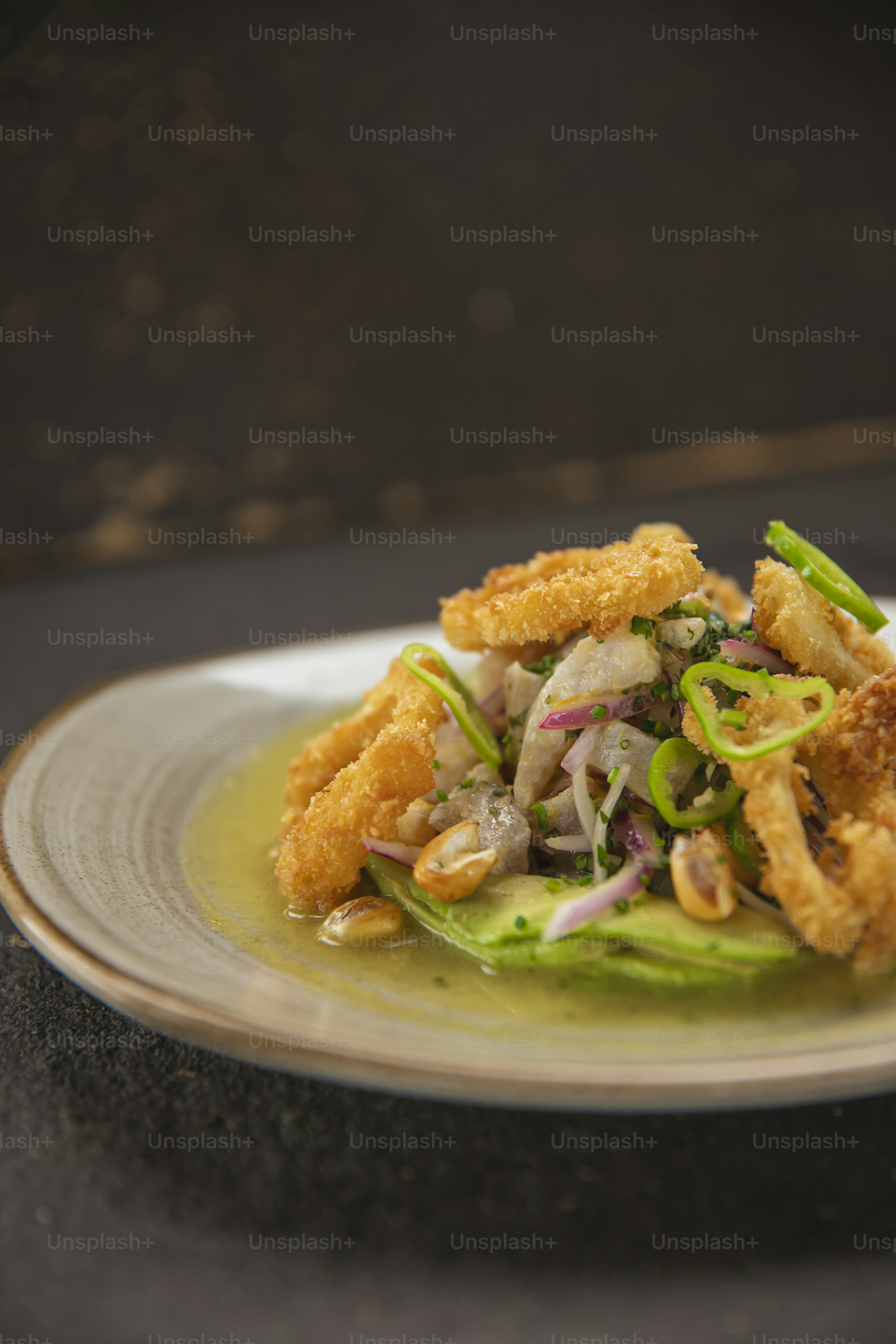 piring putih di atasnya dengan makanan di atas meja