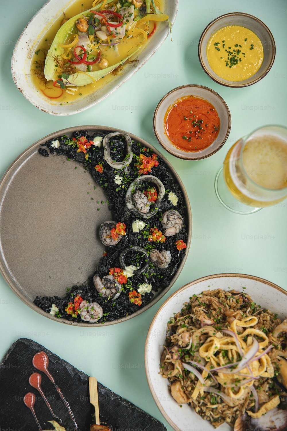 uma mesa coberta com pratos de alimentos e bebidas