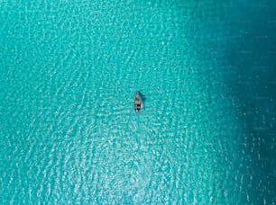 Eine Person in einem Boot mitten auf dem Ozean