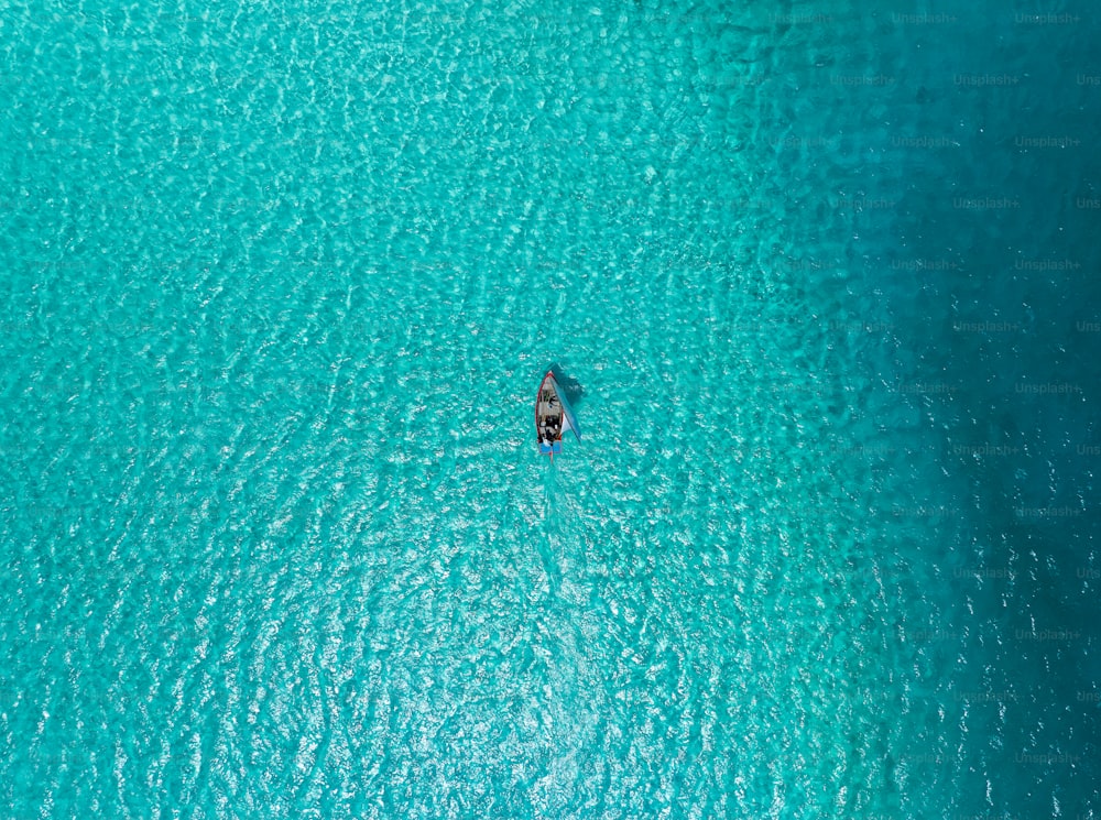 Eine Person in einem Boot mitten auf dem Ozean