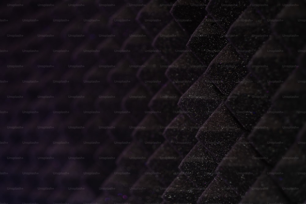 um close up de uma parede preta com um padrão de diamante
