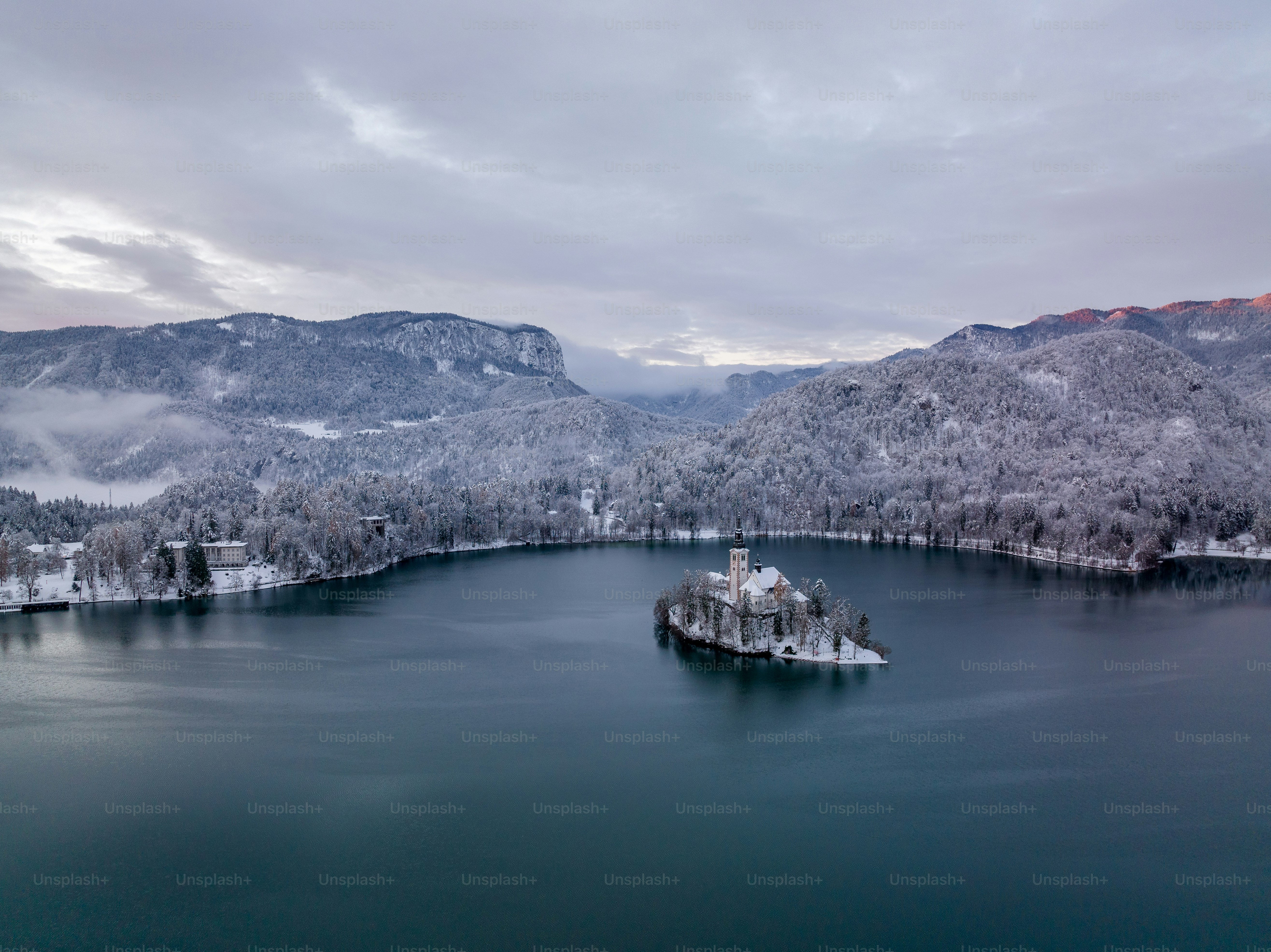 um grande lago cercado por montanhas cobertas de neve