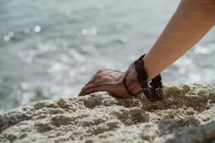 I piedi di una persona che spuntano dalla sabbia sulla spiaggia