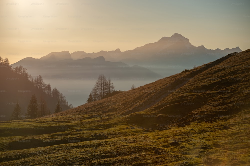 El sol se está poniendo sobre las montañas y valles