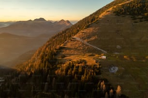 une vue aérienne d’une montagne traversée par une route