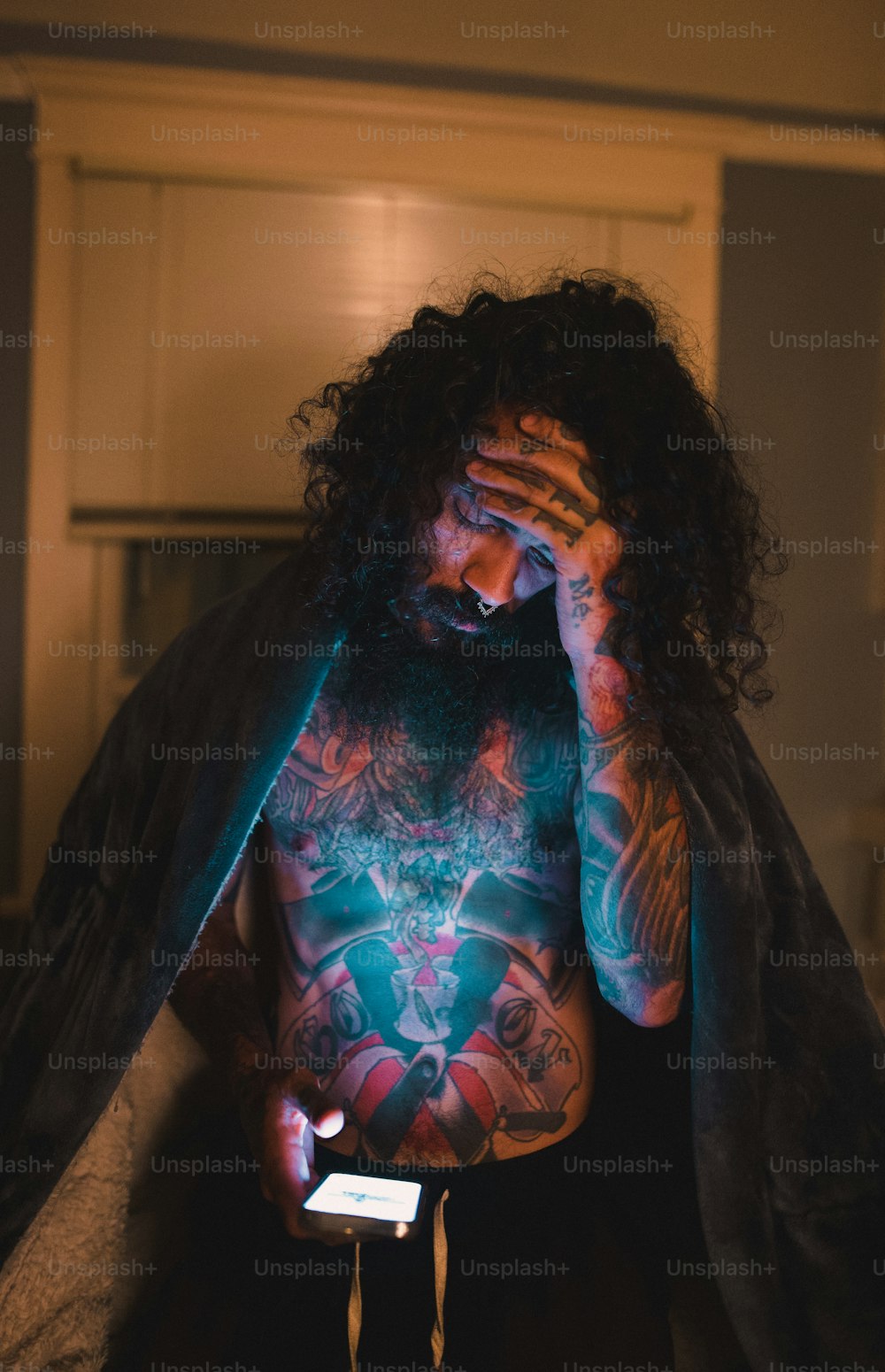 Un uomo con molti tatuaggi sul suo corpo