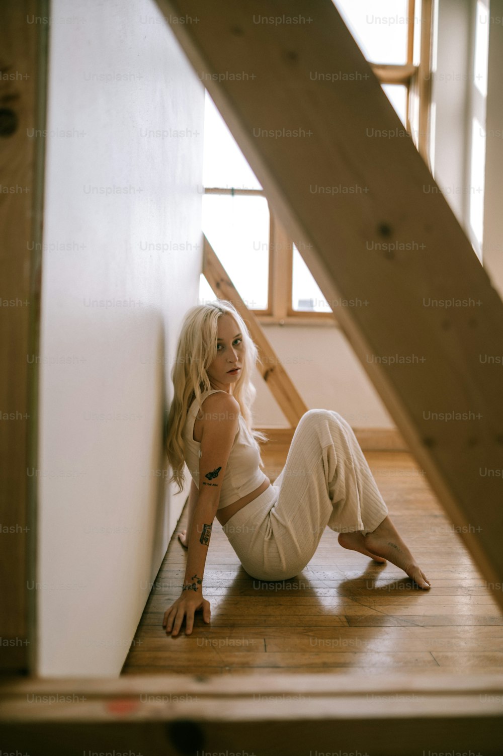 uma mulher sentada no chão em uma sala