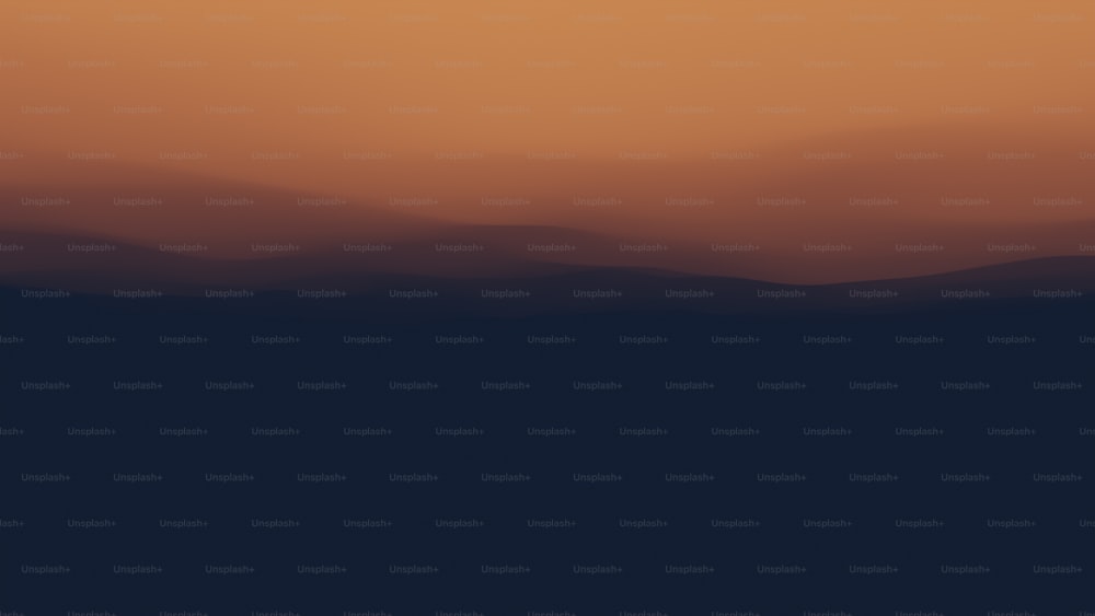Un aereo che sorvola una catena montuosa al tramonto