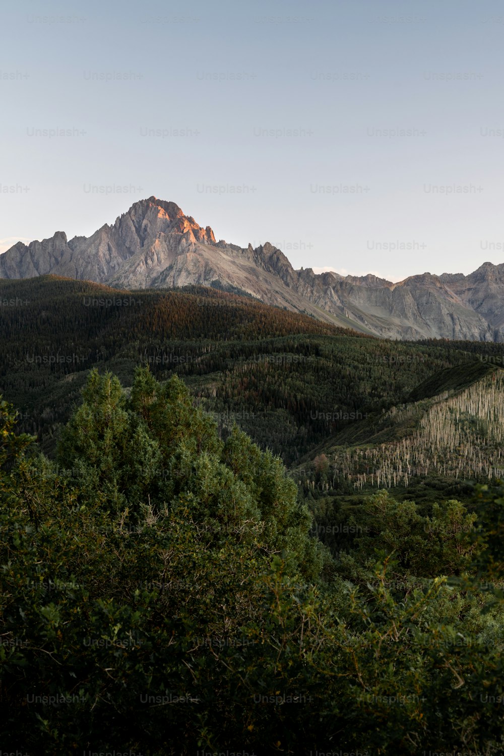 Una vista de una cadena montañosa desde la distancia
