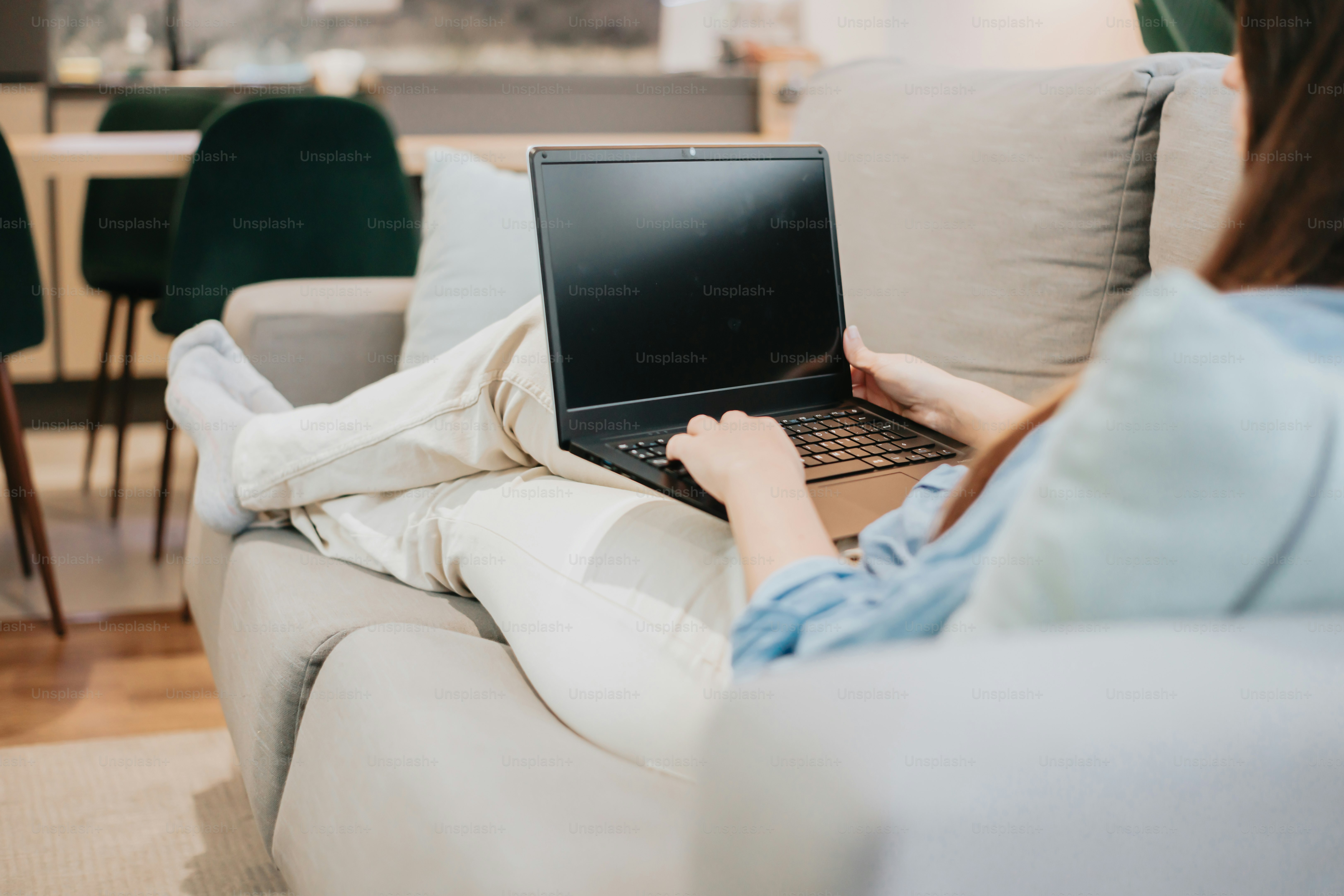 eine Person, die einen Laptop benutzt