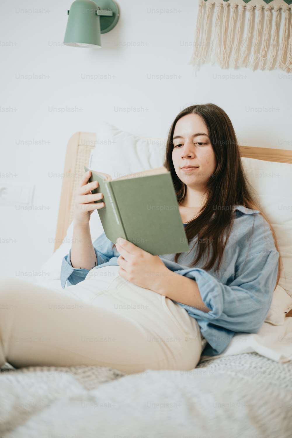 Una donna che legge un libro