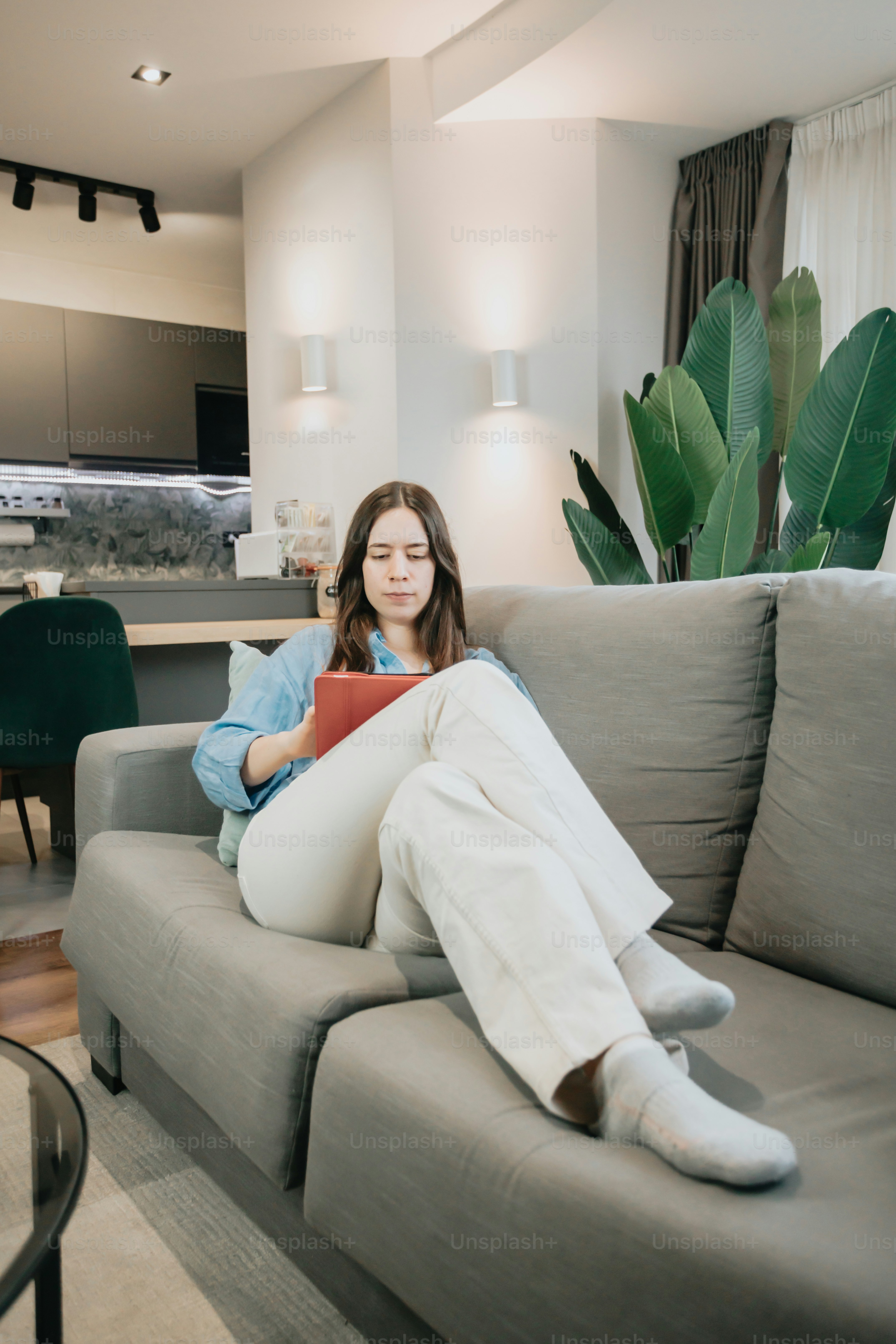 eine Person, die auf einer Couch sitzt