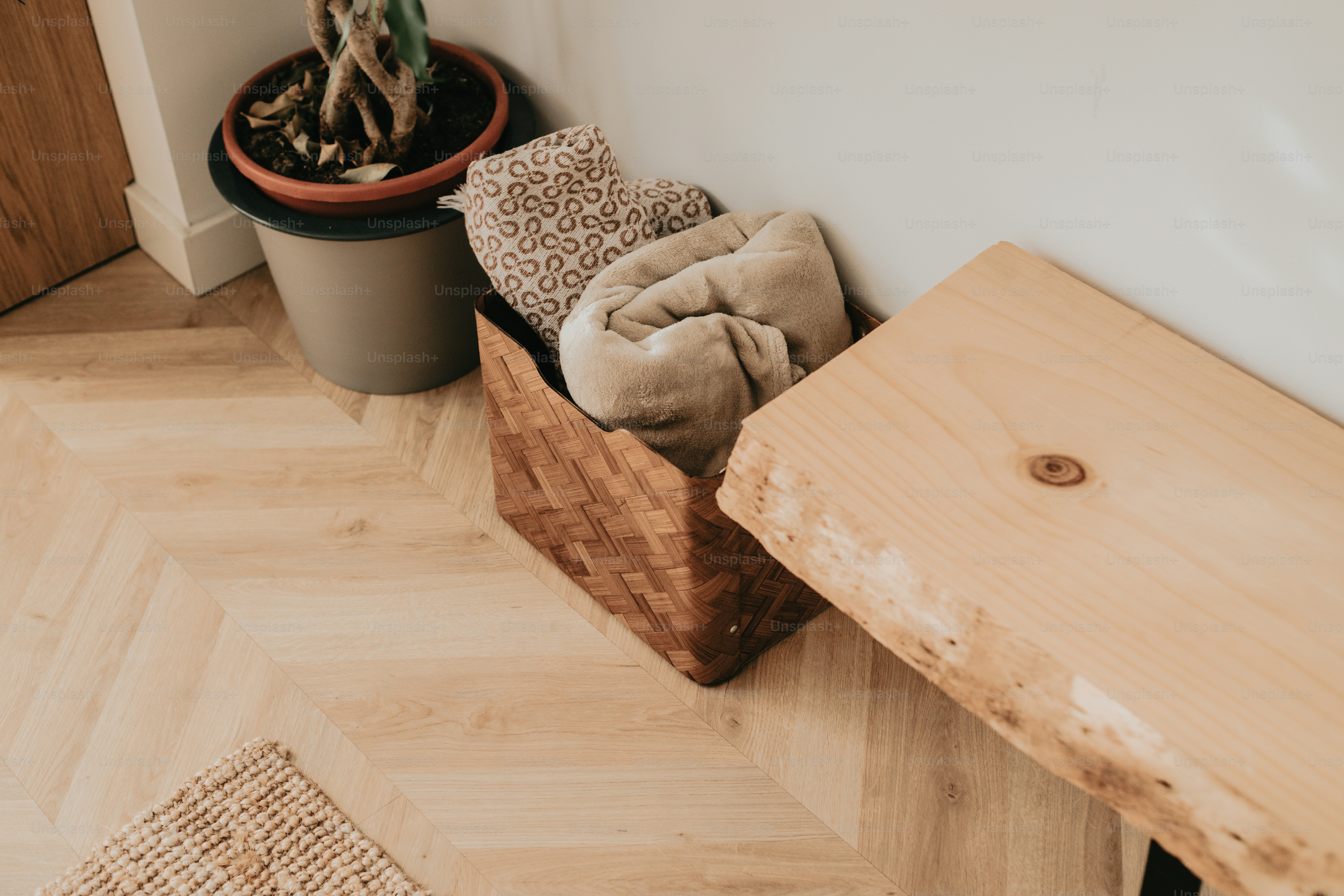 una panca di legno seduta accanto a una pianta in vaso
