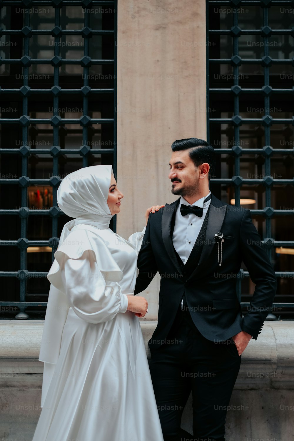 Un hombre y una mujer vestidos de blanco y negro