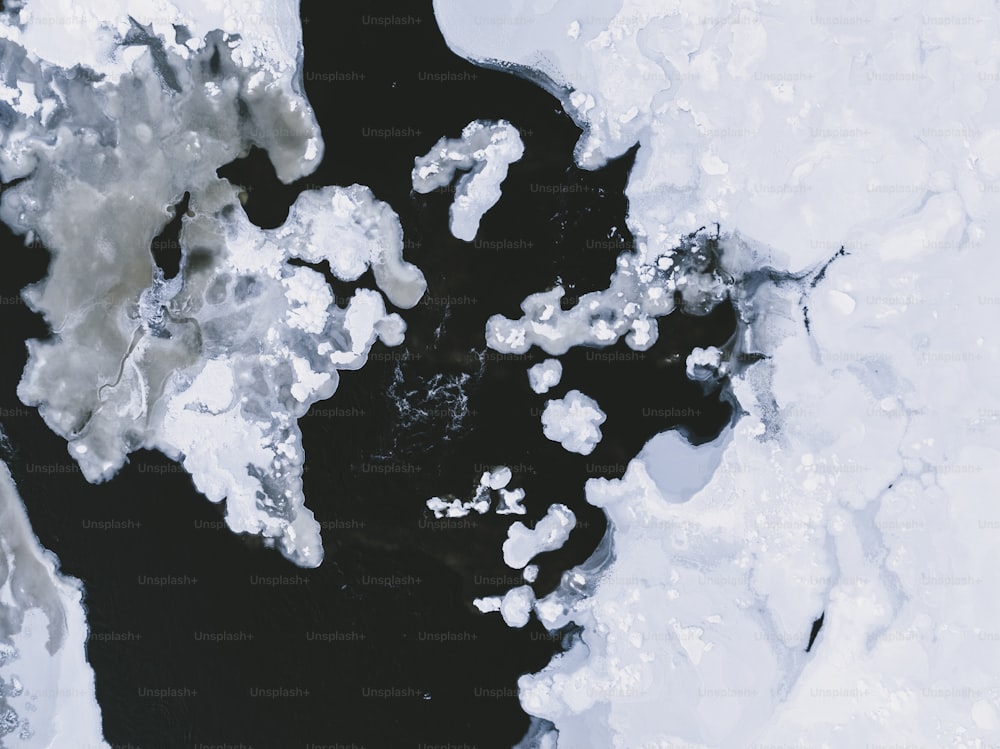 una veduta aerea di banchi di ghiaccio e acqua