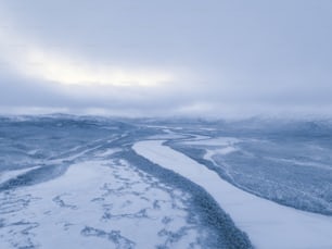Un río que atraviesa un paisaje cubierto de nieve